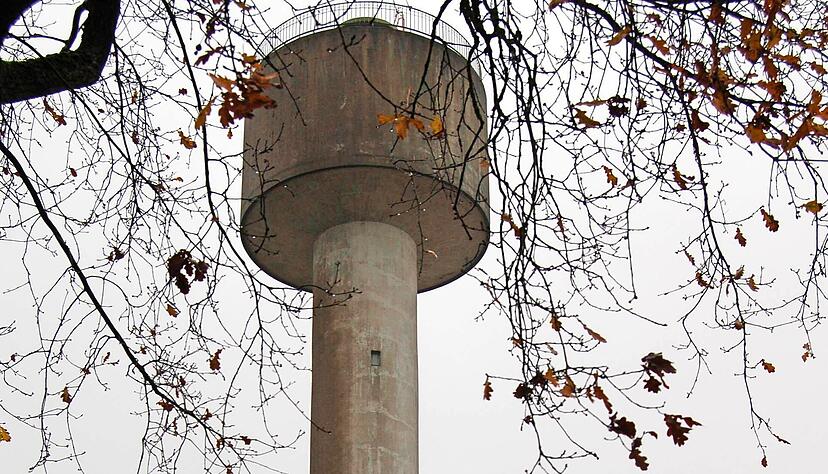 Hat bald ausgedient und wird wohl abgerissen: der in die Jahre gekommene städtische Haupt-Wasserturm beim Sportgelände. Ersetzt wird er 2024 durch einen neuen Behälter bei der Mehrzweckhalle, der großteils im Erdreich verbaut wird.
Foto: Archiv/Renk