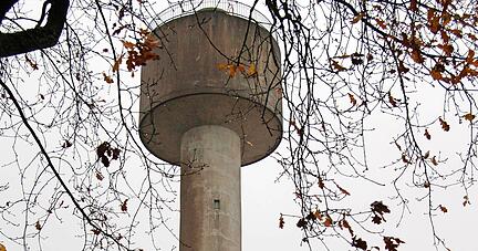 Hat bald ausgedient und wird wohl abgerissen: der in die Jahre gekommene städtische Haupt-Wasserturm beim Sportgelände. Ersetzt wird er 2024 durch einen neuen Behälter bei der Mehrzweckhalle, der großteils im Erdreich verbaut wird.
Foto: Archiv/Renk