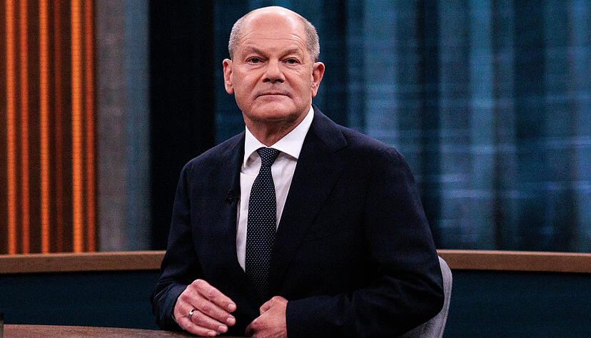 Bundeskanzler Olaf Scholz (SPD) sitzt vor Beginn des Liveinterviews im Fernsehstudio der ARD-Sendung «Caren Miosga»