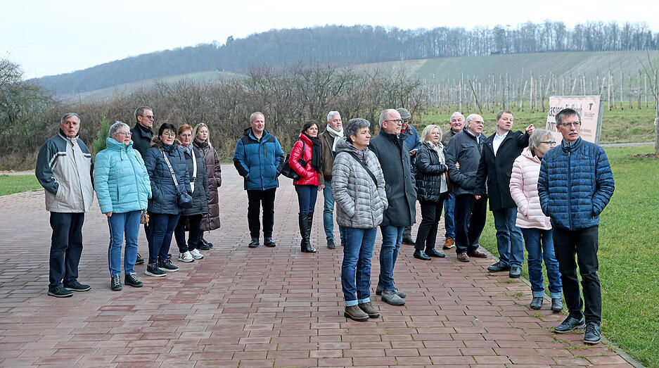 Die Stimme-Wein-Quiz-Sieger blicken beim Multi-Familien-Unternehmen Weibler in Bretzfeld-Siebeneich hinter die Kulissen und freuen sich über tolle Gewinne. Die Stimme-Wein-Quiz-Sieger blicken beim Multi-Familien-Unternehmen Weibler in Bretzfeld-Siebeneich hinter die Kulissen und freuen sich über tolle Gewinne.