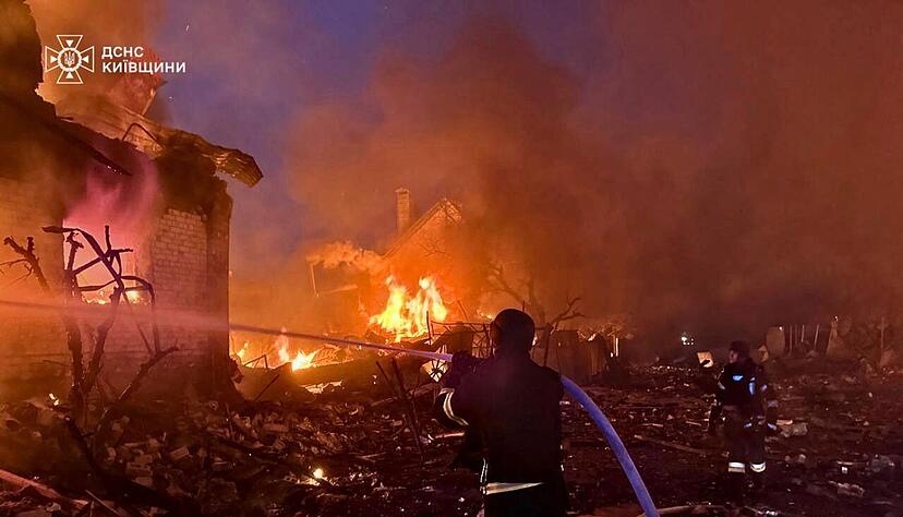 Die russischen Streitkr&auml;fte hatten das Nachbarland schon in den N&auml;chten auf Samstag und Sonntag mit Raketen, Marschflugk&ouml;rpern und Hunderten Drohnen massiv bombardiert.