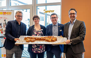 Böpple-Chef Christian Pötter übergab den symbolischen Schlüssel an Tabea Fischer, Nils Heller und Steffen Kübler (von links) vom ASB.