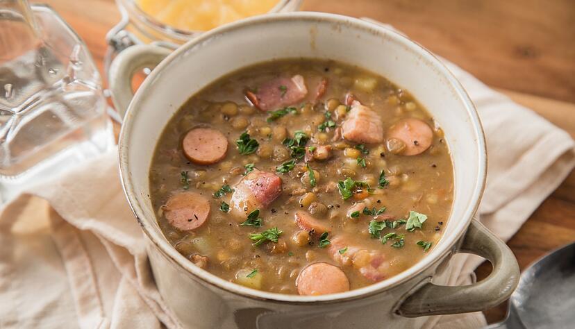Auch die klassische Frankfurter Linsensuppe mit Frankfurter W&uuml;rstchen kann modern interpretiert werden - mit Speck und Essig und einem Klecks Apfelkompott.
