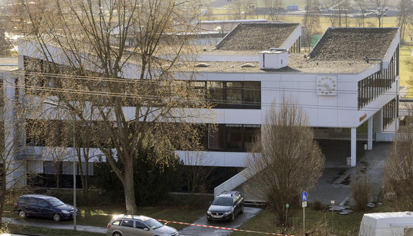 Zusammengestellt von Archiv und Dokumentation der Heilbronner Stimme 

11.03.2009: Mit Polizei-Absperrband ist die Albertville-Realschule in Winnenden abgeriegelt. Ein fr&uuml;herer Mitsch&uuml;ler, der 17j&auml;hrige Tim K., drang gegen 9.30 Uhr in das Geb&auml;ude ein, erschoss  neun Sch&uuml;ler und drei Lehrerinnen.