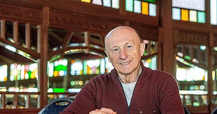 Lui Nereus spricht über seine besondere Artistenkarriere im fortgeschrittenem Alter. Lui Nereus spricht über seine besondere Artistenkarriere im fortgeschrittenem Alter.