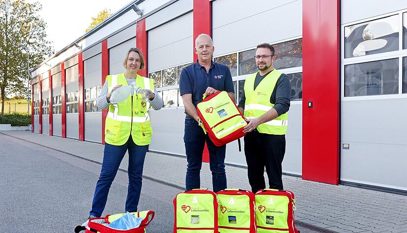 Das Projekt-Trio Tatjana Hilker, Joachim Bähr, Andreas Giel (v.l.) mit der Rucksack-Aussattung Das Projekt-Trio Tatjana Hilker, Joachim Bähr, Andreas Giel (v.l.) mit der Rucksack-Aussattung