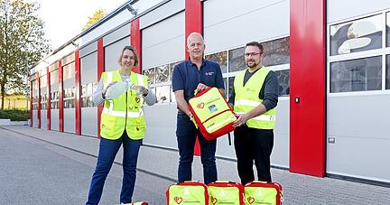 Das Projekt-Trio Tatjana Hilker,  Joachim Bähr, Andreas Giel (v.l.) mit der Rucksack-Aussattung