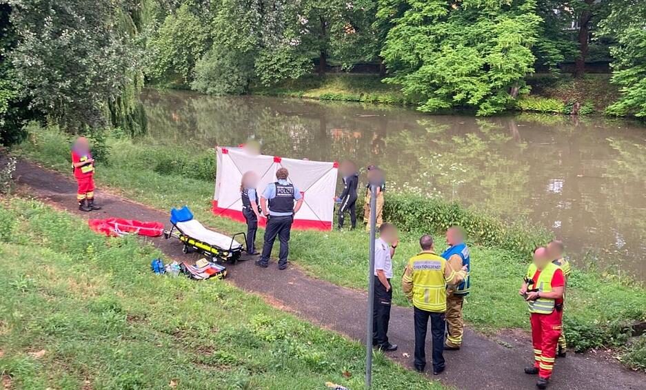 Wenig später finden die Einsatzkräfte den leblosen Mann – doch eine Reanimation bleibt ohne Erfolg.