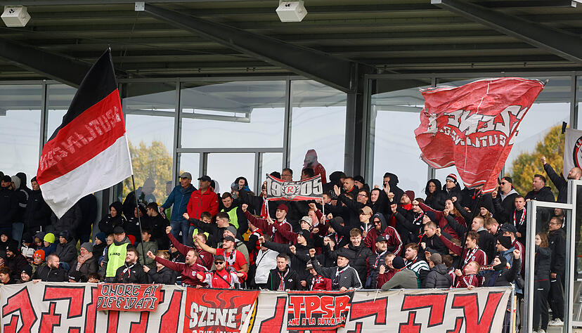 In der Fußball-Oberliga gab es ein spannendes Spiel zwischen dem FSV Hollenbach und SSV Reutlingen. In der Fußball-Oberliga gab es ein spannendes Spiel zwischen dem FSV Hollenbach und SSV Reutlingen.