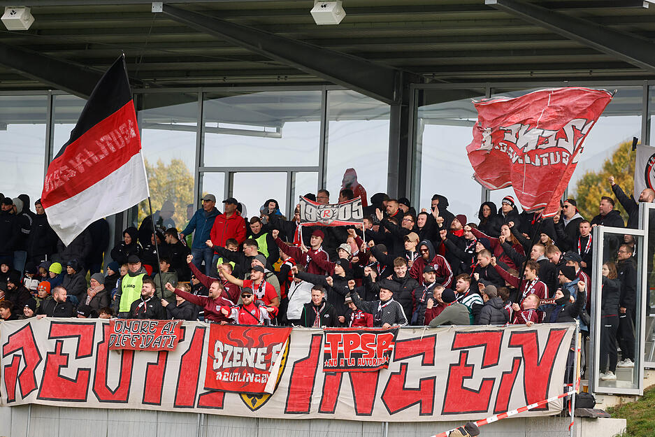 In der Fußball-Oberliga gab es ein spannendes Spiel zwischen dem FSV Hollenbach und SSV Reutlingen. In der Fußball-Oberliga gab es ein spannendes Spiel zwischen dem FSV Hollenbach und SSV Reutlingen.