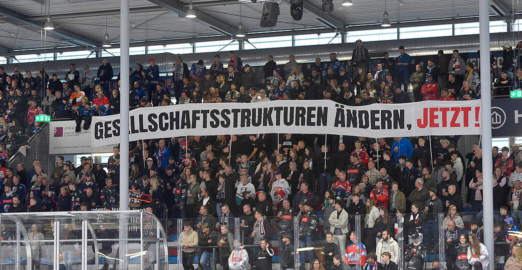 Seit Saisonbeginn fordern die Fans neue Gesellschaftsstrukturen innerhalb der Falken GmbH. Ein erster personeller Schritt ist jetzt angekündigt worden.