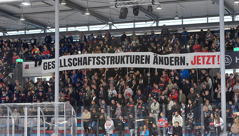 Seit Saisonbeginn fordern die Fans neue Gesellschaftsstrukturen innerhalb der Falken GmbH. Ein erster personeller Schritt ist jetzt angekündigt worden.