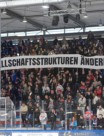 Seit Saisonbeginn fordern die Fans neue Gesellschaftsstrukturen innerhalb der Falken GmbH. Ein erster personeller Schritt ist jetzt angekündigt worden.