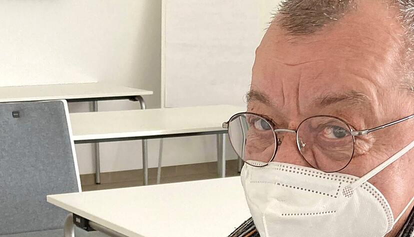 Roland Baumgartl hat sein ausgefülltes Impfheftchen in der Hand und die Impfung hinter sich. Nach der Spritze muss er 15 Minuten zur Beobachtung im Warteraum bleiben.
Foto: Yvonne Tscherwitschke