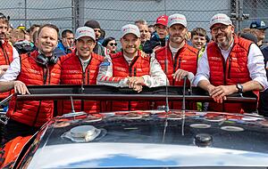 Sie freuen sich &uuml;ber ein gelungenes Projekt: (von links) Audis Motorsportchef Rolf Michl, das Fahrertrio Mike Rockenfeller, Timo Scheider und Martin Tomczyk sowie Chris Reinke, Leiter Kundensport bei Audi.