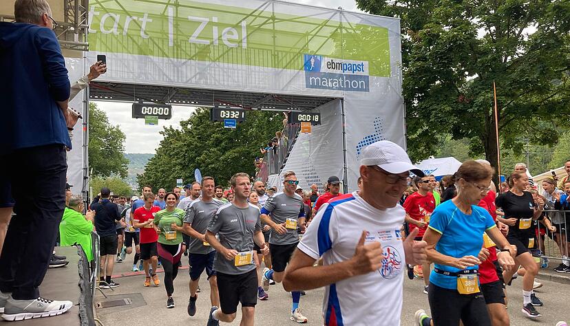 Endlich geht es los. Die Zuschauer feuern die Läufer an.