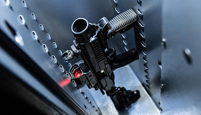 Eine Kurzwaffe, die in einem Anschlagschaft verbaut ist, steht in einem Waffenschrank eines Sportschützen in Rottweil, Baden-Württemberg.