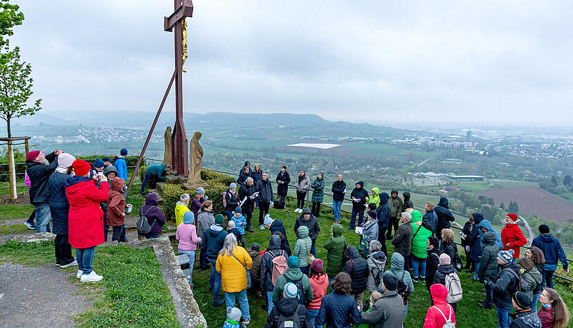Rund 80 Personen haben an Karfreitag den traditionellen Bu&szlig;gang auf den Neckarsulmer Scheuerberg auf sich genommen, um der Leiden Jesus zu gedenken. Ihr Ziel: die Kreuzigungsgruppe auf dem Gipfel.