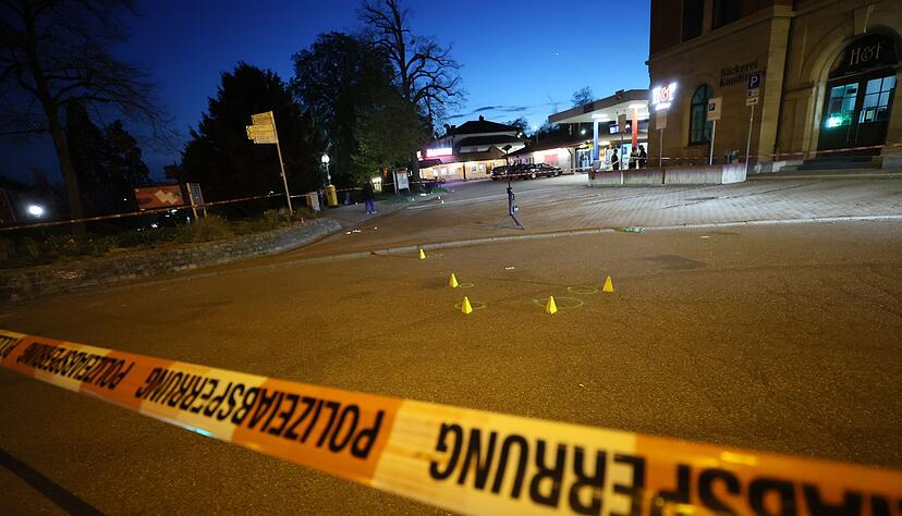 Die Kriminalpolizei hat einen Bereich am Bahnhof Marbach weitr&auml;umig abgesperrt und sichert Spuren.