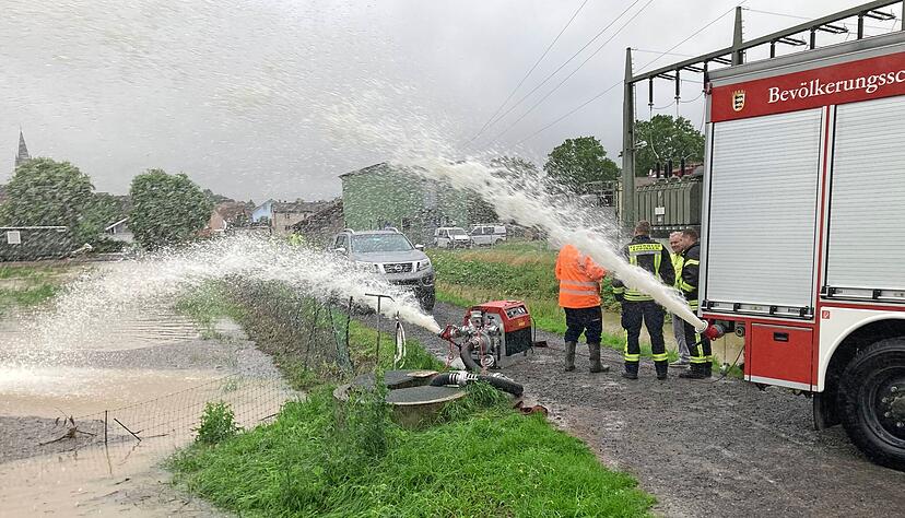 Mehrere Pumpen saugen das Regenwasser vom Gelände des Umspannwerks in der Eppinger Scheuerlestraße und befördern es zurück in die Elsenz. Die ist auf einen Pegel von 2,30 Meter angewachsen.
Fotos: Jürgen Kümmerle