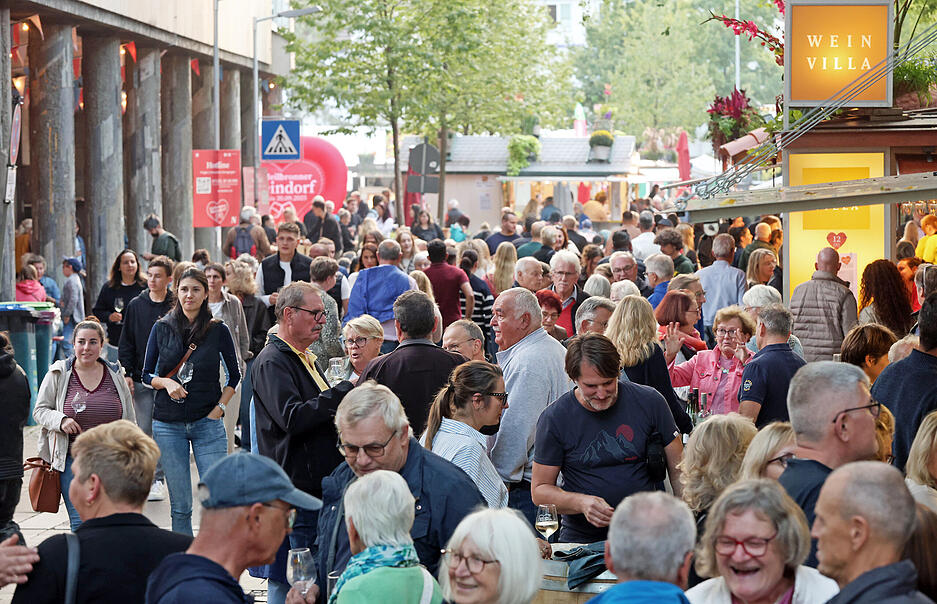 Bereits in den ersten Festtagen sind viele Besucher zum Heilbronner Weindorf gekommen.