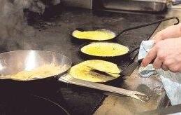 In der Insel-K&uuml;che halten sich alle an die hauseigenen Rezepte - wie bei den Kr&auml;uterfl&auml;dle, die in diesen Tagen zu Pf&auml;lzer Stangenspargel serviert werden.