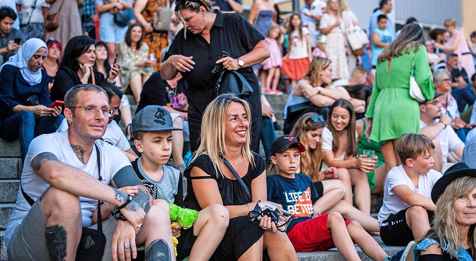 Bunt gemischtes Publikum: Alle Altersklassen fühlten sich bei der Radio Ton Riverstage am Theaterschiff bestens unterhalten.