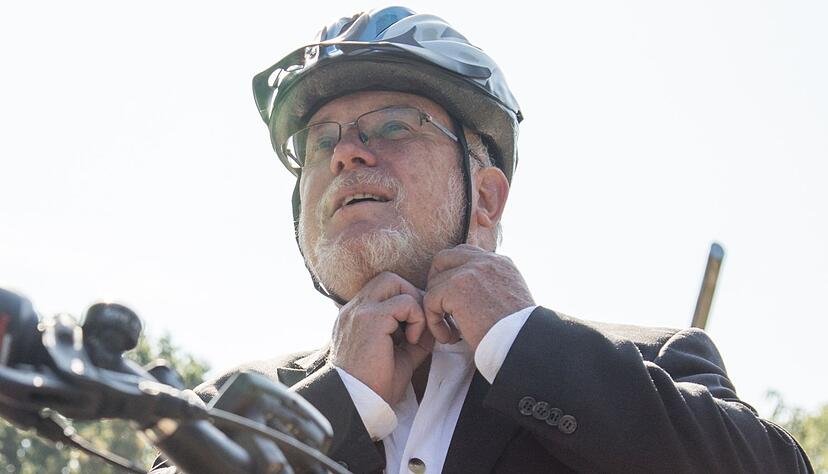 Wer sich für ein Pedelec entscheidet, sollte vor der ersten Fahrt etwas üben. Und vor allem: den Helm aufsetzen.
