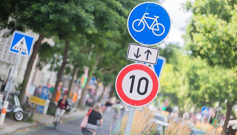 Ein Fahrradweg auf der Bergmannstraße im Berliner Stadtteil Kreuzberg.