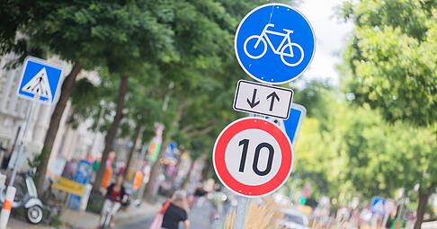Ein Fahrradweg auf der Bergmannstraße im Berliner Stadtteil Kreuzberg.