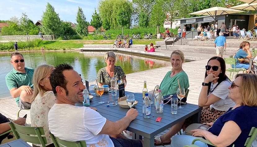 Auf ein Aperol Spritz: Die Terrasse am Stadtweiher hat sich zu einem beliebten Ausflugstreff gemausert. Daran Anteil hat auch die gastronomische Verpflegung, dies hier seit dem 27. Mai angeboten wird.