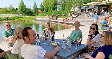 Auf ein Aperol Spritz: Die Terrasse am Stadtweiher hat sich zu einem beliebten Ausflugstreff gemausert. Daran Anteil hat auch die gastronomische Verpflegung, dies hier seit dem 27. Mai angeboten wird.
Foto: J&ouml;rg K&uuml;hl