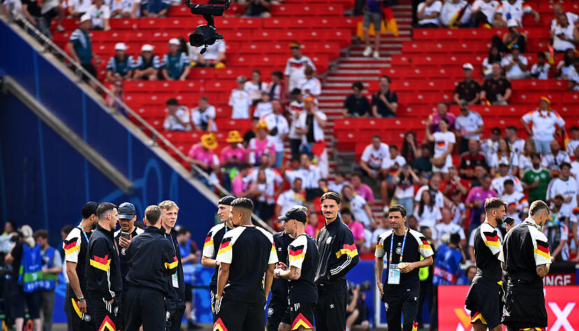 Vor dem Spiel standen die Spieler bereits kurz auf dem Platz.