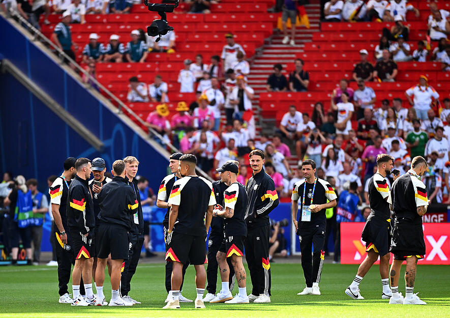Vor dem Spiel standen die Spieler bereits kurz auf dem Platz.