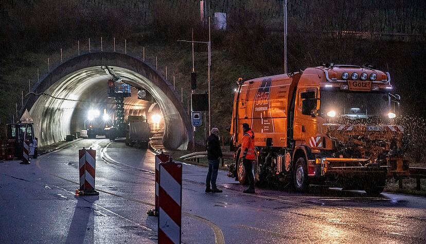 Der Schemelsbergtunnel ist das ganze Jahr über eine Baustelle. Betreut wird diese vom Regierungspräsidium Stuttgart. Die Behörde hat nun die Schreibweise des Tunnels geändert. Der Schemelsbergtunnel ist das ganze Jahr über eine Baustelle. Betreut wird diese vom Regierungspräsidium Stuttgart. Die Behörde hat nun die Schreibweise des Tunnels geändert.