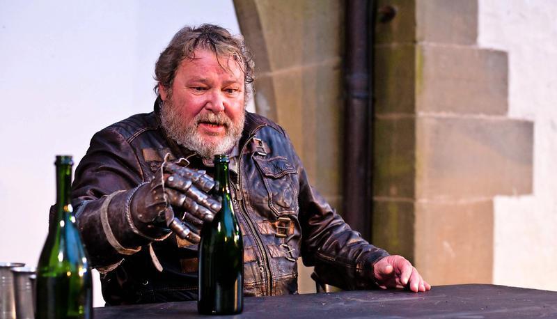 Er anerkennt nur Gott und Kaiser, alle anderen k&ouml;nnen ihn "im Arsch lecken": Bilderbuch-G&ouml;tz Walter Plathe im Burghof Jagsthausen.
Foto: Lutz Schelhorn