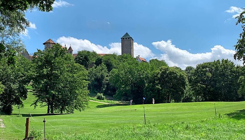 Achtung: Gefahr durch fliegende Bälle! Mehrfach kreuzt der Wanderweg um Schloss Liebenstein auch die dortige Golfplatz-Anlage. Hier sind Ruhe und Umsicht gefragt. Achtung: Gefahr durch fliegende Bälle! Mehrfach kreuzt der Wanderweg um Schloss Liebenstein auch die dortige Golfplatz-Anlage. Hier sind Ruhe und Umsicht gefragt.