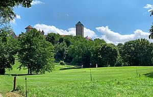 Achtung: Gefahr durch fliegende Bälle! Mehrfach kreuzt der Wanderweg um Schloss Liebenstein auch die dortige Golfplatz-Anlage. Hier sind Ruhe und Umsicht gefragt. Achtung: Gefahr durch fliegende Bälle! Mehrfach kreuzt der Wanderweg um Schloss Liebenstein auch die dortige Golfplatz-Anlage. Hier sind Ruhe und Umsicht gefragt.