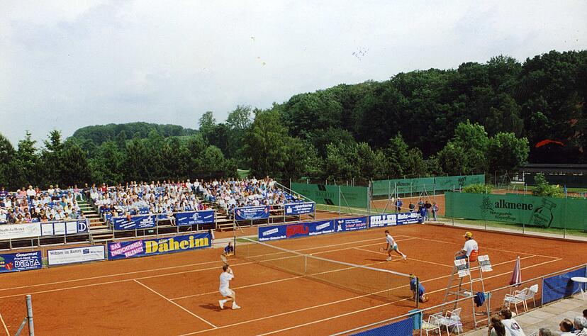 Volles Haus an der Solebohrung 1992: Der Georgier Vladimir Gabrichidze gewinnt das Finale gegen den Frankfurter Claus Düppe mit 6:2, 6:3.
