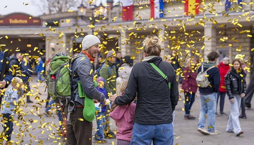 Familie Walser wird am Haupteingang mit Konfetti &uuml;berrascht.