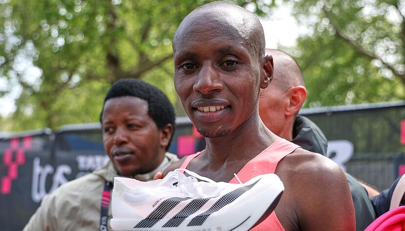 Posierte im Ziel mit einem Schuh: Sabastian Sawe.