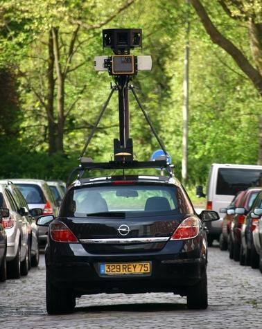 Für "Street View" fährt Google die Straßen mit einem Kamerawagen ab und veröffentlicht die Aufnahmen später im Internet.