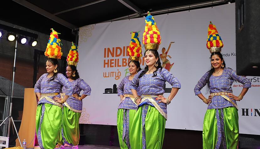 Beim indischen Kulturfestival auf der Heilbronner Theresienwiese ist unter anderem ein buntes Bühnenprogramm mit Tänzen und Musik geboten. Beim indischen Kulturfestival auf der Heilbronner Theresienwiese ist unter anderem ein buntes Bühnenprogramm mit Tänzen und Musik geboten.
