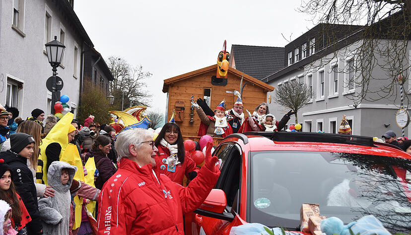 Die Prinzenpaare der Jagstfelder H&uuml;hnerl&auml;use winken sich durch den Umzug.