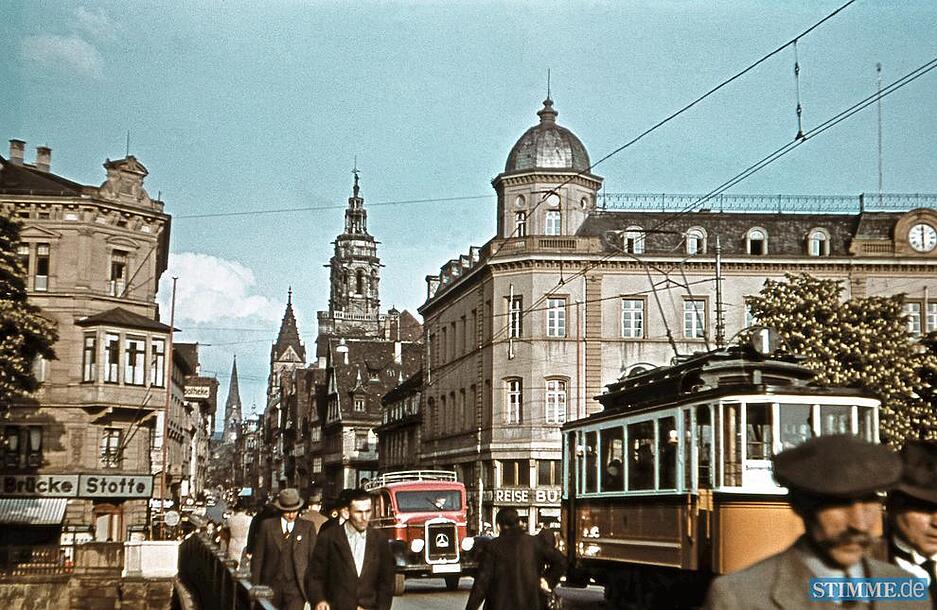 1940 fährt die Spatzenschaukel über die damalige Neckarbrücke(heutige Friedrich-Ebert-Brücke) auf der Kaiserstraße. Seit 1897 verkehrt die Straßenbahn auf der Strecke Hauptbahnhof - Harmonie. Bis 1928 werden die Trassen nach Sontheim, Böckingen und Neckargartach ausgebaut.