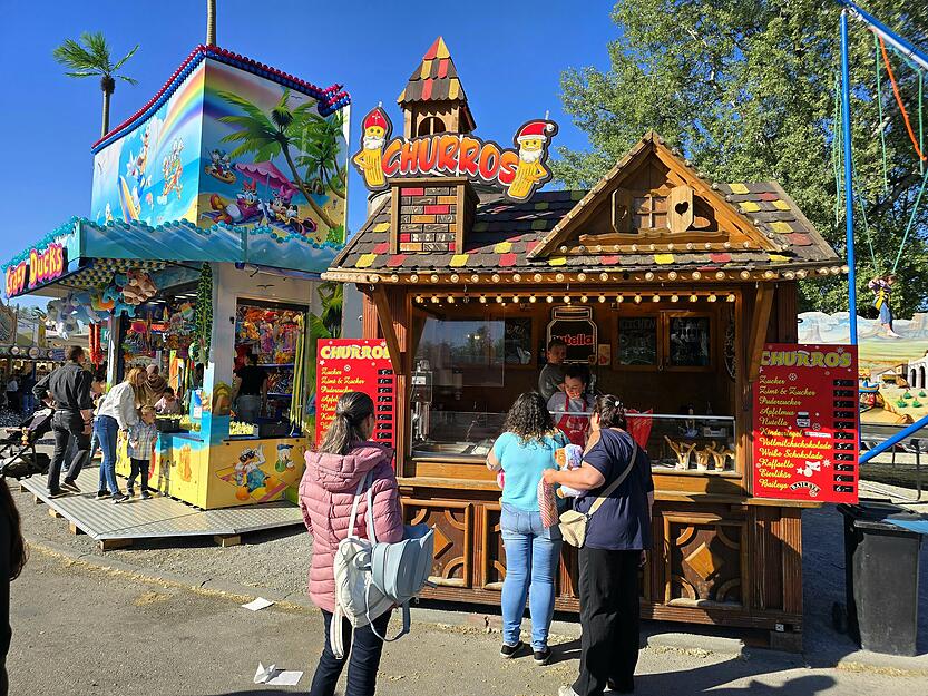 Familien genie&szlig;en den Auftakt des Maifests bei fr&uuml;hlingshaftem Wetter.