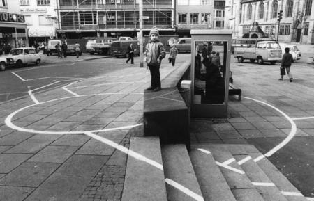 Kiliansplatz 1980. Um dem Bauausschuss die Entscheidung für die Umgestaltung des Kiliansplatzes zu erleichtern, werden Umrisse des geplanten Pavillons eingezeichnet. Der Pavillon soll vom Landesfremdenverkehrsverband belegt werden.
Foto: HSt-Archiv.