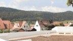 45 Meter lang und 15 breit ist das Familiengrab am Rande des Friedhofs.Foto: lsw 45 Meter lang und 15 breit ist das Familiengrab am Rande des Friedhofs.Foto: lsw