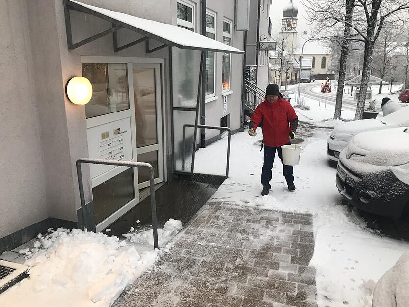 Tobias Rohleder (43) aus Schwaigern streut Salz vor einem Optikergesch&auml;ft. &bdquo;Der Winter f&auml;ngt ja jetzt gerade erst an.&ldquo;
