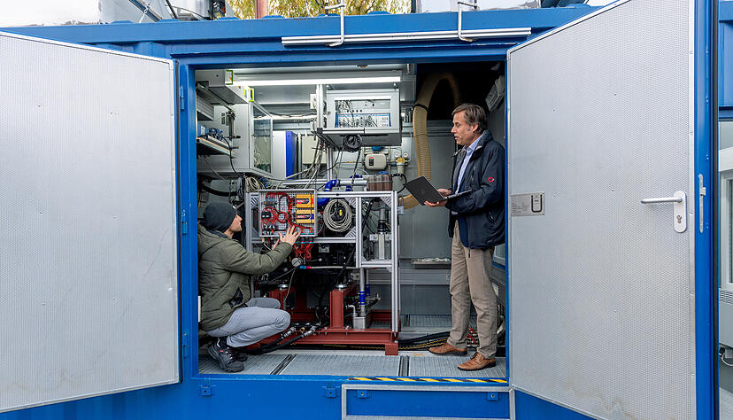 Am Prüfstand für Wasserstoffmotoren: Professor Karsten Wittek (rechts) und Vitor Vielmo-Cogo. Foto: Mario Berger